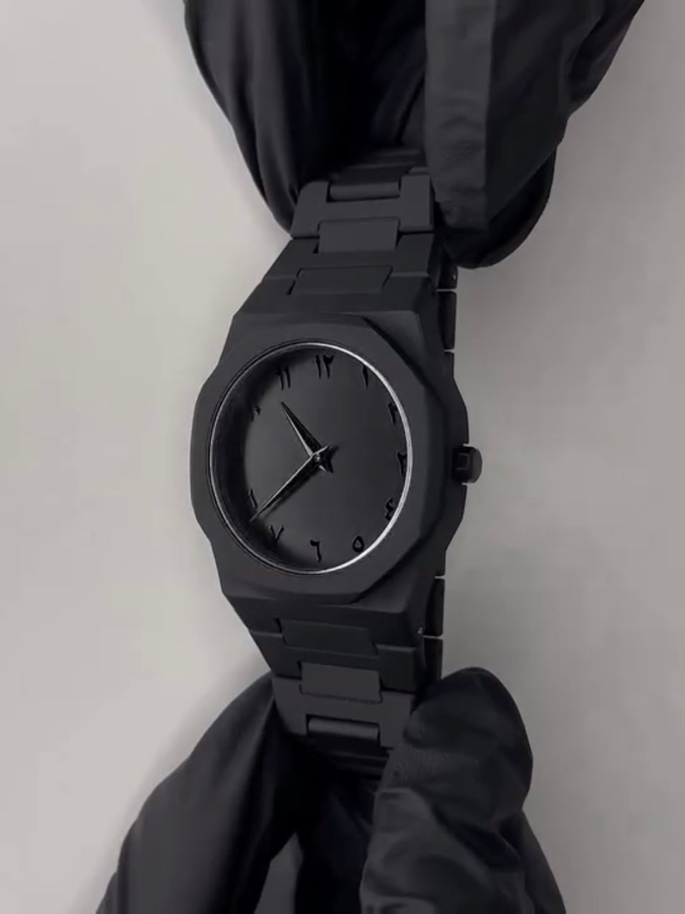 Black AURA Quartz Analog Watch – Lightweight Premium Design